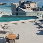 Vista da piscina na cobertura tendo ao fundo a praia Vista da piscina na cobertura tendo ao fundo a praia