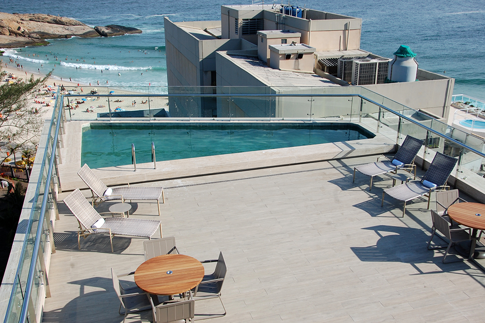 Vista da piscina na cobertura tendo ao fundo a praia Vista da piscina na cobertura tendo ao fundo a praia