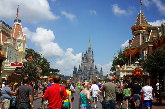 Disney terá novo sistema de tarifas de ingressos baseado em data de visita; vídeo 1 Crianças terão isenção no aéreo e na hospedagem, além de ganharem ingressos para cinco dias para as atrações do parque