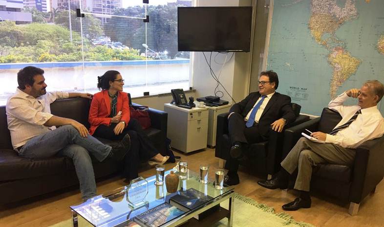 Embratur e Airbnb se unem em campanha de promoção do Brasil Vinicius Lummertz e o assessor Marcelo Costa conversam sobre ação conjunta com Flávia Matos e Bruno Lewicki, do Airbnb