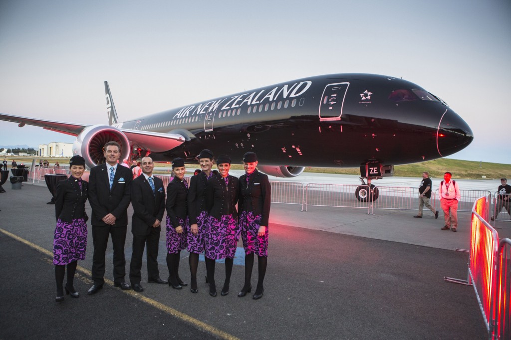 Conheça as melhores companhias aéreas para voar em 2017 1 Air New Zealand crew are pictured outside during the launch event for Air New Zealand's new Boeing 787-9 Dreamliner, Tuesday, July 8, 2014, in Everett, WA. (Bret Hartman/Air New Zealand)