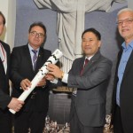 Marx Beltrão, Ministro do Turismo, e Vinicius Lummertz, presidente da Embratur, passam a tocha olímpica de forma simbólica à Marcus Seunghyun e Michael Michael, da Korea Tourism, pais que receberá as Olimpíadas de Inverno de 2018 Marx Beltrão, Ministro do Turismo, e Vinicius Lummertz, presidente da Embratur, passam a tocha olímpica de forma simbólica à Marcus Seunghyun e Michael Michael, da Korea Tourism, pais que receberá as Olimpíadas de Inverno de 2018