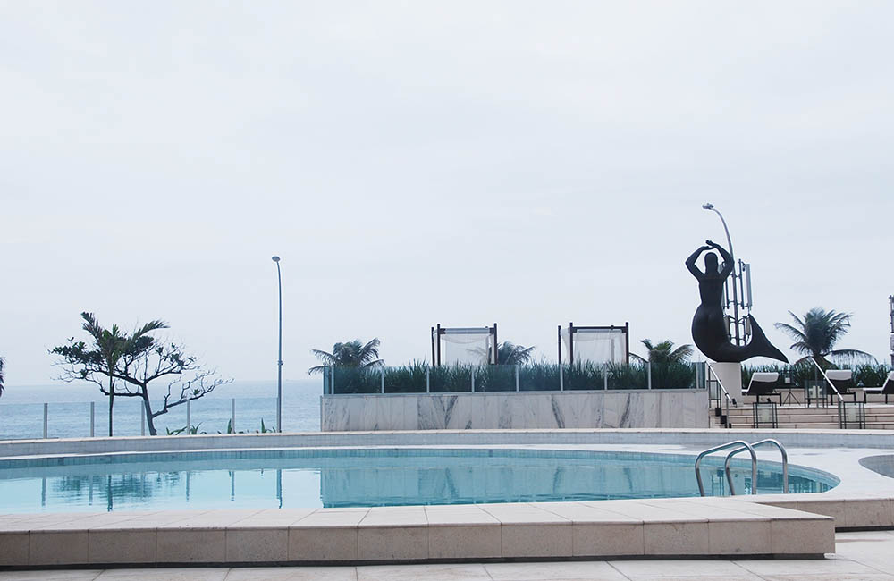 A piscina enfeitada com a estátua da sereia A piscina enfeitada com a estátua da sereia