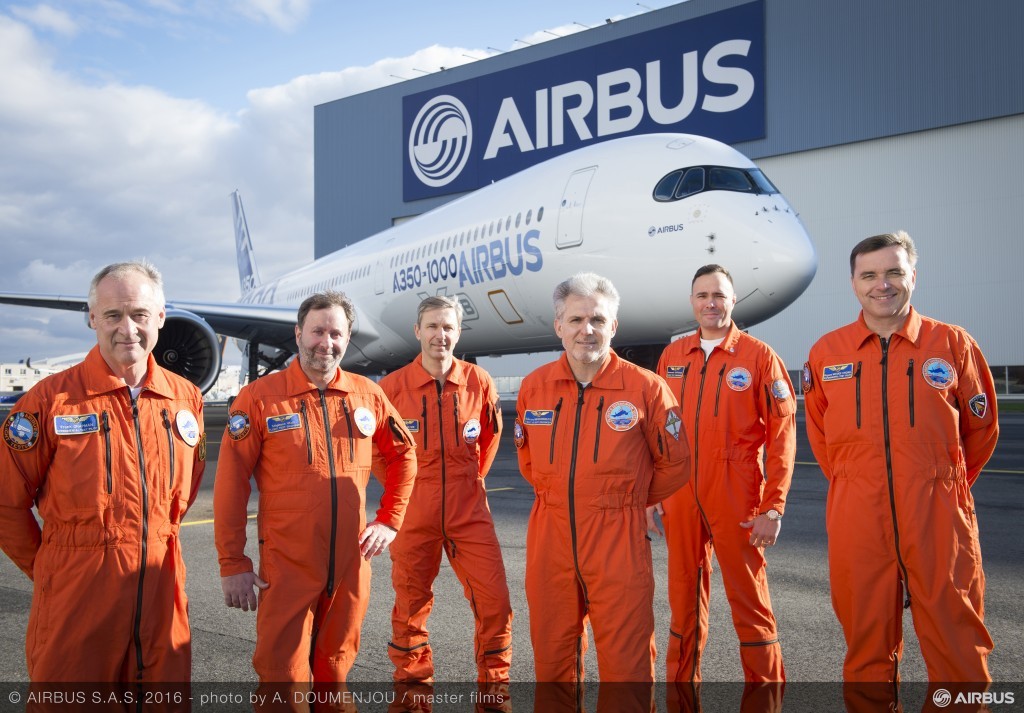 Airbus inicia novo capítulo ao realizar voo inaugural do 1°A350-1000; veja fotos 3 A350-1000_first_flight_Crew_2(1)