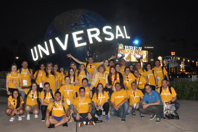 Universal: Atração do Jurassic Park passará por reforma em 2018; veja fotos do Famtour no parque 1 Agentes e operadores em frente à Universal