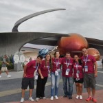 Agentes em frente ao monumento do Space Agentes em frente ao monumento do Space