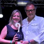 Aldo Marra, do Litoral Verde, recebe o prêmio de Viviane Ayres, do Palladium