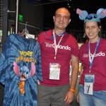 Alexandre Antonnialli e Mayra Jacob se divertem na lojinha futurista do Epcot Alexandre Antonnialli e Mayra Jacob se divertem na lojinha futurista do Epcot