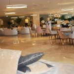 Amplo e moderno lobby do hotel já decorado Amplo e moderno lobby do hotel já decorado