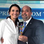 Andrea Natal e Michael Nagy, do RioCVB, oferecem o prêmio de Room Tax ao Hotel Fasano