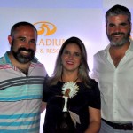 Andrea Trindade, da Latam Travel, recebe a homenagem de Sergio Zertuche e Jesús Sobrino, do Palladium