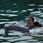 Bruna Montolar, da Latam, passeia com o golfinho