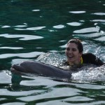 Bruna Montolar, da Latam, passeia com o golfinho Bruna Montolar, da Latam, passeia com o golfinho
