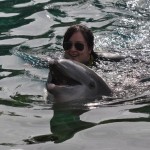 Caroline Barbosa, da Suncoastusa, e o golfinho no Discovery Cove