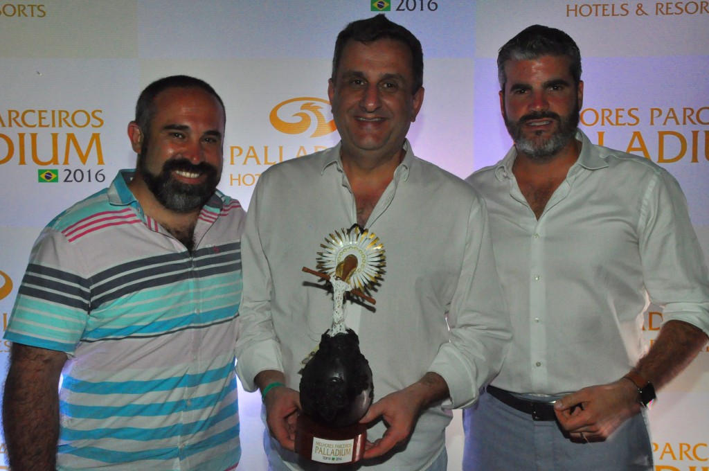 Cleyton Armelin, da CVC, recebe a homenagem de Sergio Zertuche e Jesús Sobrino, do Palladium