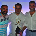 Daniel Firmino, da Flytour, recebe a homenagem de Sergio Zertuche e Jesús Sobrino do Palladium
