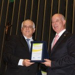 Dilson Fonseca entrega a placa a Herculano Passos Dilson Fonseca entrega a placa a Herculano Passos