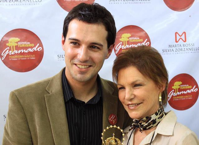 Estado da Bahia irá receber prêmio "Silvia Zorzanello" durante Fitur, em Madrid Diretor do Festuris, Eduardo Zorzanello, ao lado da mãe, Silvia Zorzanello