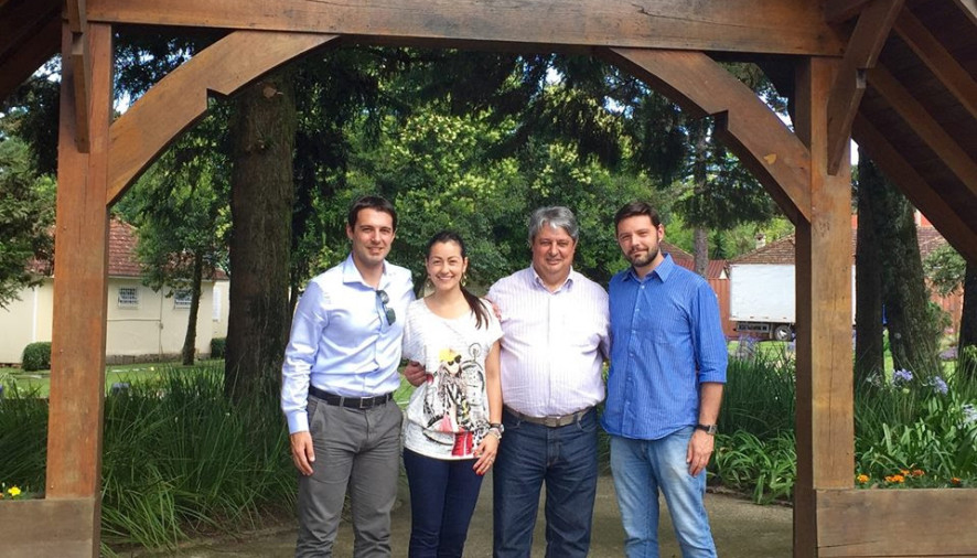 Gramado ganha este mês praça "Sílvia Zorzanello" Eduardo Zorzanello, secretária de Cultura de Gramado, Michele Scariot, prefeito Nestor Tissot e Vinicius Zorzanello na Praça Silvia Zorzanello (1)