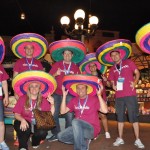 Empolgados, profissionais com sombreiros mexicanos