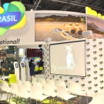 Estande do Brasil conta com um mini auditório para apresentações sobre os destinos Estande do Brasil conta com um mini auditório para apresentações sobre os destinos