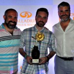 Fábio Thimoteo, da FRT Operadora, recebe a homenagem de Sergio Zertuche e Jesús Sobrino, do Palladium