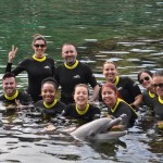 Grupo com o golfinho no Discovery Cove