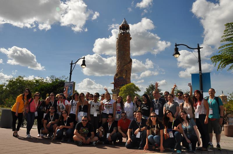 Grupo do Super Fam do Visit Orlando em frente ao Island of Adventure