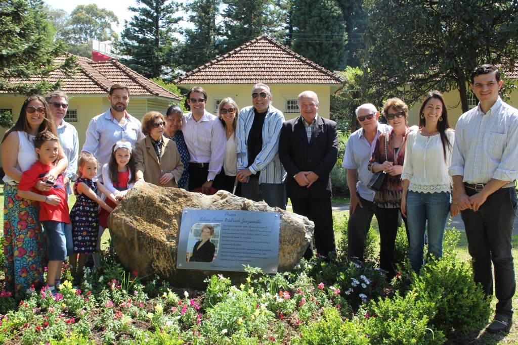 Praça Silvia Zorzanello é inaugurada em Gramado Amigos e familiares de Silvia Zorzanello na inauguração da praça