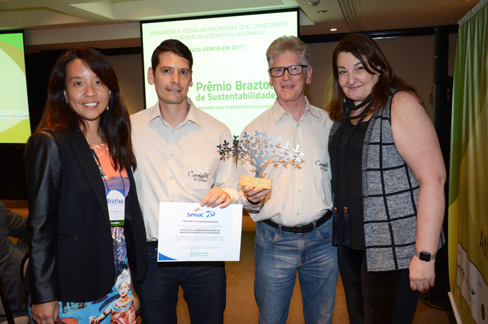 Cambará Eco Hotel (RS) é grande vencedor do Prêmio Braztoa de Sustentabilidade 1 Jessica Kobayashi, do Senac, Jose Antonio Brugnera e Emiliano Brugnera, do Cambará Eco Hotel, e Magda Nassar, da Braztoa