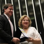 Mariah Meirelles recebe sua homenagem das mãos do ministro Marx Beltrão Mariah Meirelles recebe sua homenagem das mãos do ministro Marx Beltrão