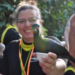Mariana Lara, da Azul Viagens, alimentando os pássaros no aviário