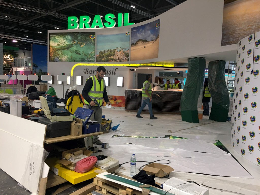 WTM 2016 está pronta para bater recorde de negócios; Brasil conta com novidade Montagem do estande do Brasil