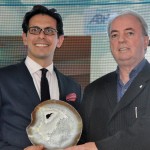 Netto Moreira, gerente Operacional do Sofitel, recebe o prêmio Eduardo Tapajós de Nilo Sergio Felix, secretário de Turismo do RJ