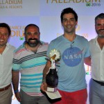 Numa Paiva, do Zarpo, recebe o prêmio de Mario Viazzo, Sergio Zertuche e Jesús Sobrino, do Palladium