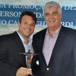 O deputado Carlo Caiado representou Roberto Medina para receber o prêmio Carlos Gherardi de Alfredo Lopes, do Rio CVB
