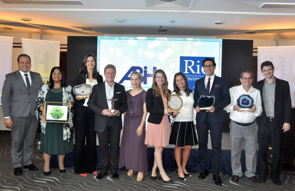 ABIH-RJ e Rio CVB premiam grandes iniciativas do turismo do RJ em 2016; veja homenageados 1 Os premiados da ABIH-RJ e Rio CVB em 2016