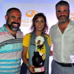 Patrícia Macedo, da Ibero Service, recebe a homenagem de Sergio Zertuche e Jesús Sobrino, do Palladium