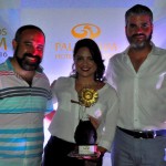 Renata Maida, da MMTGapnet, recebe a homenagem de Sergio Zertuche e Jesús Sobrino, do Palladium