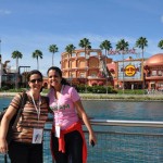 Renata Moreira e Camila da Silva, em frente ao Hard Rock