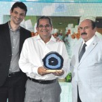 Renato Dias e Deraldo Bomfim, da Accor, recebem o prêmio Corintho Falcão de Nelson Abreu, presidente da CNTur
