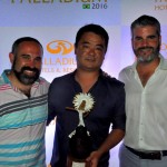 Renato Kido, da Visual Turismo, recebe a homenagem de Sergio Zertuche e Jesús Sobrino, do Palladium