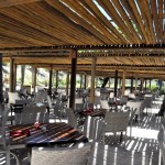 Restaurante Entre Águas que conta com buffet de almoço na praia