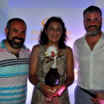 Shirley Rocha, da Turnet, recebe a homenagem de Sergio Zertuche e Jesús Sobrino, do Palladium