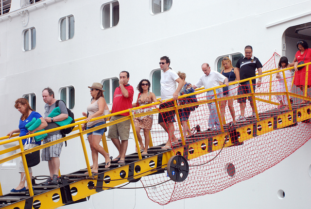 Volume de passageiros em cruzeiros cresce e chega a 27,2 milhões no mercado mundial 1 Temporada de navios desembarque_Arquivo Bahiatursa