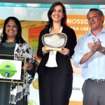 Tereza Guimarães e Laura Castagnini, do Hilton Barra, recebem o Selo Verde de Antonio Pedro Figueira de Mello, secretário de Turismo do Rio