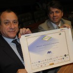 Toni Sando com o diploma da Multidestinos para a ABIH Toni Sando com o diploma da Multidestinos para a ABIH