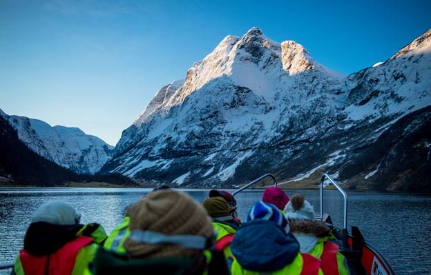 Confira 5 atividades de inverno inusitadas na Noruega Safári pelos fiordes