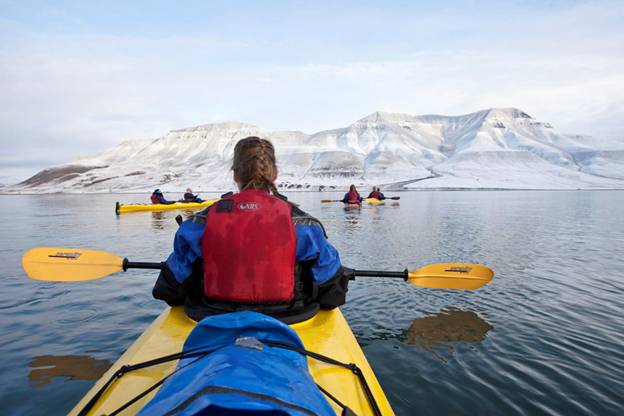 Confira 5 atividades de inverno inusitadas na Noruega Caiaque no gelo