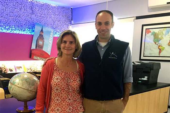 Experimento e Daquiprafora se unem para incrementar intercâmbio de graduação 1 patriciaefelipe Patricia Zocchio, CEO da Experimento, e Felipe Fonseca, um dos fundadores da Daquiprafora Foto: divulgação